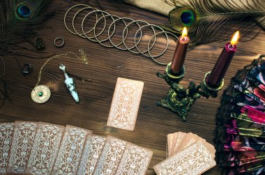 Tarot kartları ahşap masada. Falcı..