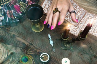 Fortune teller eller ve tarot kartları ahşap masa üzerinde. Kehanet kavramı.