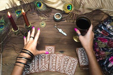 Fortune teller eller ve tarot kartları ahşap masa üzerinde. Kehanet kavramı.