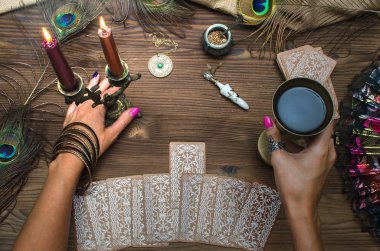 Fortune teller eller ve tarot kartları ahşap masa üzerinde. Kehanet kavramı.