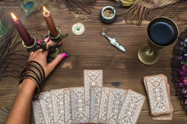Fortune teller eller ve tarot kartları ahşap masa üzerinde. Kehanet kavramı.