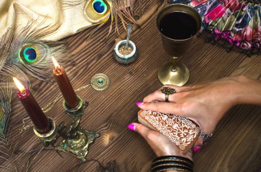 Fortune teller eller ve tarot kartları ahşap masa üzerinde. Kehanet kavramı.