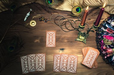 Tarot kartları ahşap masada. Falcı..