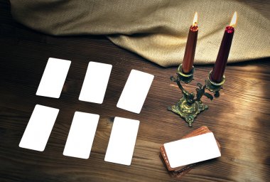 Tarot kartları fortune teller masada. Tarot kartları kadar sahte.