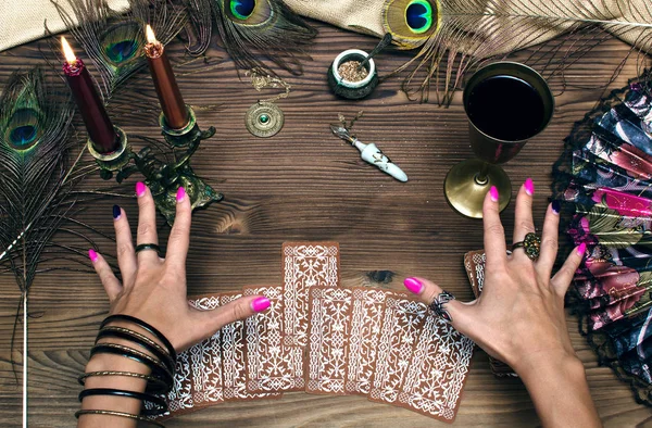Fortune teller eller ve tarot kartları ahşap masa üzerinde. Kehanet kavramı.