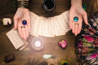 Fortune teller eller ve tarot kartları ahşap masa üzerinde. Kehanet kavramı. 