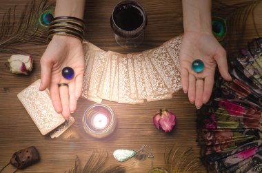Fortune teller eller ve tarot kartları ahşap masa üzerinde. Kehanet kavramı. 