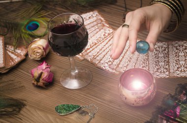 Fortune teller eller ve tarot kartları ahşap masa üzerinde. Kehanet kavramı. 