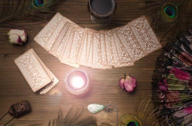 Fortune teller eller ve tarot kartları ahşap masa üzerinde. Kehanet kavramı. 