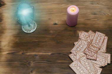Tarot kartları kopya alanı ile ahşap masa üzerinde. Mistik ayna.