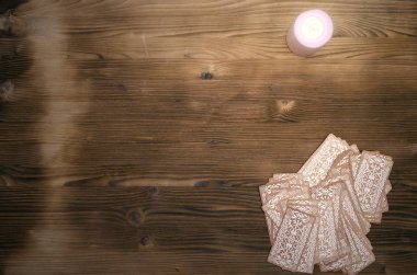 Tarot kartları kopya alanı ahşap tablo.
