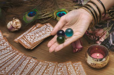 Fortune teller eller ve tarot kartları ahşap masa üzerinde. Kehanet kavramı. 