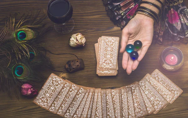 Fortune Teller Női Kéz Talizmánok Tarot Kártyák Fából Készült Asztal — Stock Fotó