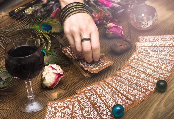 Contador Fortunas Mãos Femininas Cartas Tarô Mesa Madeira Conceito Adivinhação — Fotografia de Stock