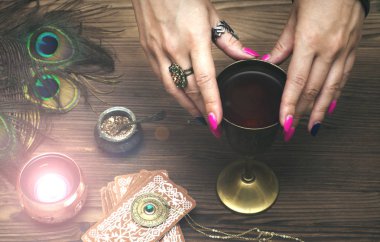 Tarot kartları fortune teller masada. Kehanet. Büyücülük. Sihirli bir iksir cadı hazırlar.