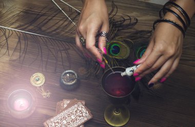 Tarot kartları fortune teller masada. Kehanet. Büyücülük. Sihirli bir iksir cadı hazırlar.