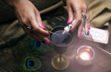 Tarot kartları fortune teller masada. Kehanet. Büyücülük. Sihirli bir iksir cadı hazırlar.