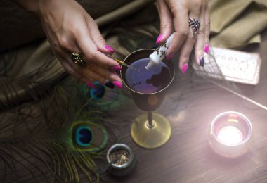 Tarot kartları fortune teller masada. Kehanet. Büyücülük. Sihirli bir iksir cadı hazırlar.