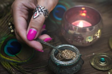  Cadı sihirli bir iksir hazırlar. Fortune teller tablo. Kehanet. Büyücülük.