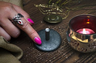Zodyak tılsım mum yanan ışıkları kadın elinde. Burç tekerlek. Astroloji.