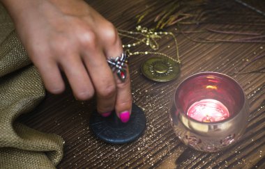 Zodyak tılsım mum yanan ışıkları kadın elinde. Burç tekerlek. Astroloji.