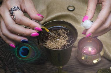  Cadı sihirli bir iksir hazırlar. Fortune teller tablo. Kehanet. Büyücülük.
