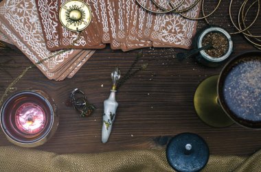 Tarot kartları fortune teller masada. Kehanet. Büyücülük.
