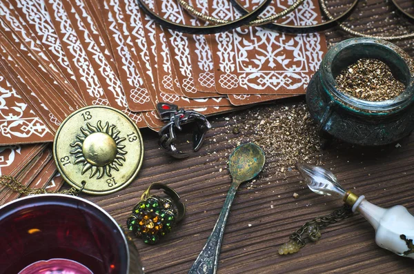 Tarot kartları fortune teller masada. Kehanet. Büyücülük.