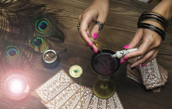 Tarot kartları fortune teller masada. Kehanet. Büyücülük. Sihirli bir iksir cadı hazırlar.