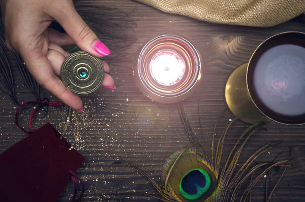 Zodyak Tılsım Mum Yanan Işıkları Kadın Elinde Burç Tekerlek Astroloji — Stok fotoğraf