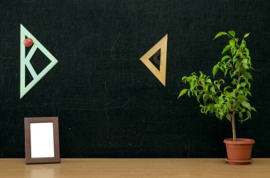 Öğretmen ya da öğrenci Danışma tablo. Eğitim arka plan. Eğitim kavramı. Blackboard zemin üzerine yeşil bitki ağaç ve fotoğraf çerçevesi.
