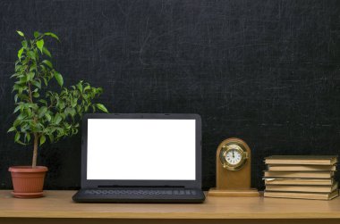 Öğretmen ya da öğrenci Danışma tablo. Eğitim arka plan. Eğitim mockup kavramı. Kitaplar ve saat gözetim altında yazı tahtası (yazı tahtası) arka plan boş ekran, bitki tencerede ile laptop yığılmış.