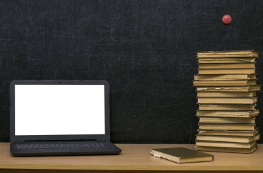 Öğretmen ya da öğrenci Danışma tablo. Eğitim arka plan. Eğitim mockup kavramı. Boş ekran, yığın kitap ve yazı tahtası (yazı tahtası) arka plan üzerine ders kitabı ile dizüstü bilgisayar.