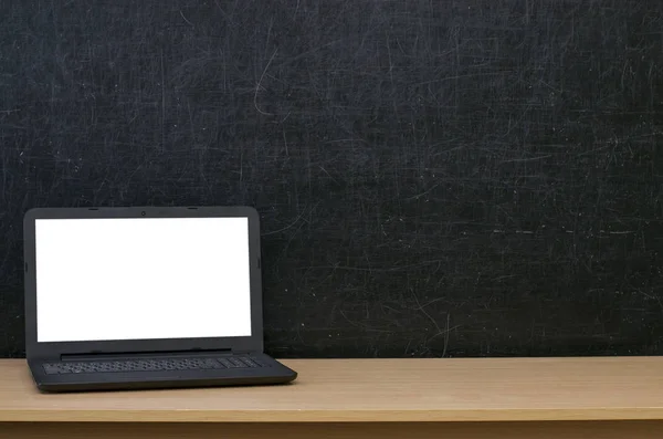 先生か生徒の机テーブル 教育の背景 教育のモックアップのコンセプトです の背景に空白の画面を持つノート パソコン — ストック写真