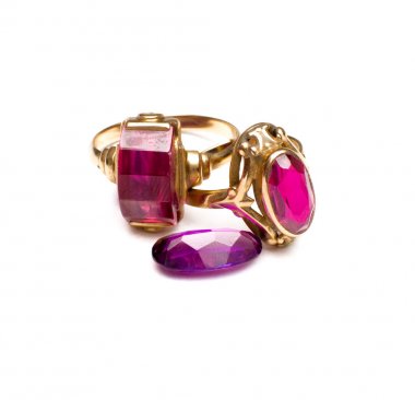 Altın yüzük ve beyaz arka plan üzerinde izole mücevher.