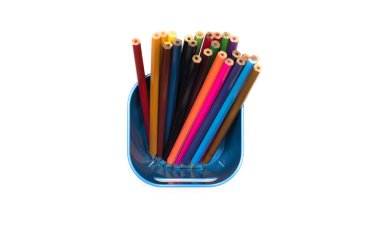 Renkli kalemler üzerinde beyaz üstten görünüm izole bir kavanoza ayarla.