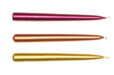 Beyaz arkaplanda izole edilmiş mumlar.