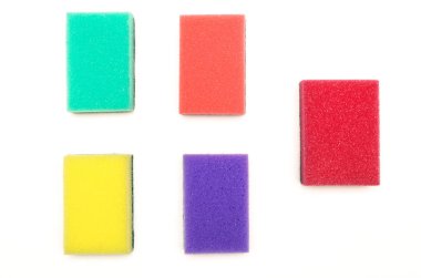 beyaz arkaplanda izole edilmiş süngerler.