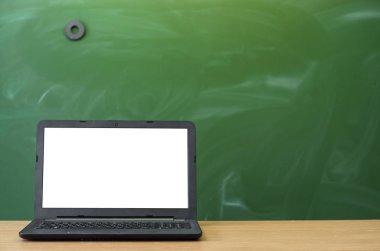 Öğretmen ya da öğrenci Danışma tablo. Eğitim arka plan. Eğitim kavramı. Tahta arka plan ile masada boş ekran ile dizüstü bilgisayar.