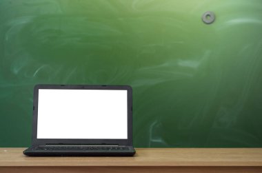 Öğretmen ya da öğrenci Danışma tablo. Eğitim arka plan. Eğitim kavramı. Tahta arka plan ile masada boş ekran ile dizüstü bilgisayar.