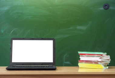 Öğretmen ya da öğrenci Danışma tablo. Eğitim arka plan. Eğitim kavramı. Boş ekran, kitap ve belgeler üzerinde tablo ile dizüstü bilgisayar.