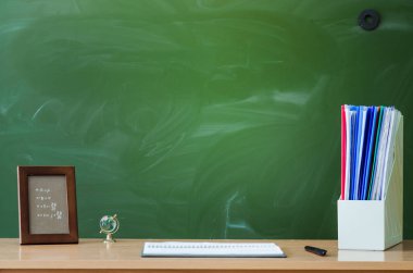 Öğretmen ya da öğrenci Danışma tablo. Eğitim arka plan. Eğitim kavramı. Masanın üzerinde okul aksesuarları.