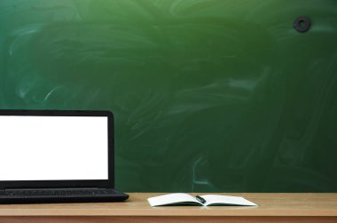 Öğretmen ya da öğrenci Danışma masaya okul yazı tahtası arka plan. Eğitim arka plan. Mockup eğitim kavramı. Tablo boş ekran ve kopya kitap ile dizüstü bilgisayar.