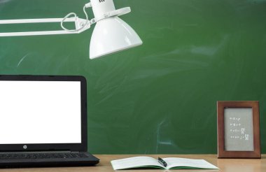 Öğretmen, öğrenci Danışma tablo. Eğitim arka plan. Eğitim kavramı. Tahta arka plan ile masada boş ekran, defterini, kalem, lamba ve fotoğraf karesi ile dizüstü bilgisayar.