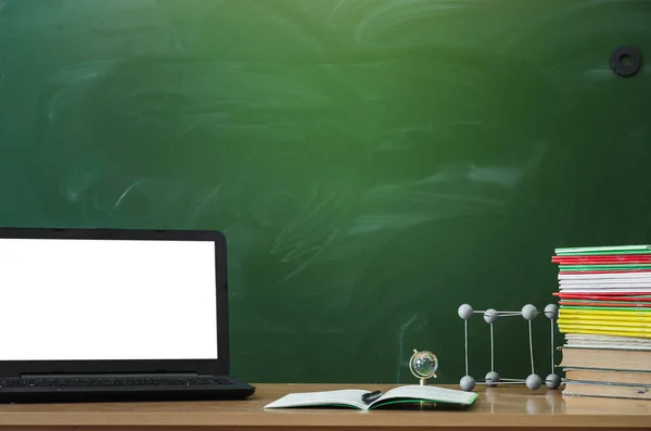 先生か生徒の机テーブル 教育の背景 教育コンセプトです 空白の画面 コピーブック グローブと分子モデルではテーブルの上のノート パソコン — ストック写真