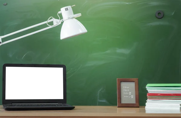 学生机テーブル 教育の背景 教育コンセプトです 空白の画面 本積んで ランプ 写真とノート パソコンをテーブルの上フレームします — ストック写真