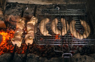 Barbekü et ve sosis ızgara kömürlerin üzerinde. açık hava tatil kavramı kapatın. Üstten Görünüm.