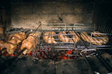 Barbekü et ve sosis ızgara kömürlerin üzerinde. açık hava tatil kavramı. Önden Görünüm.