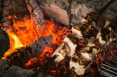 Barbekü et alevler ile ızgara biftek. Kömürlerin üzerinde et. Barbekü tatil kavramı yakın çekim.