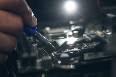 Bilgisayar işlemcisi. Teknisyen Cpu anakart gelen kaldırır..